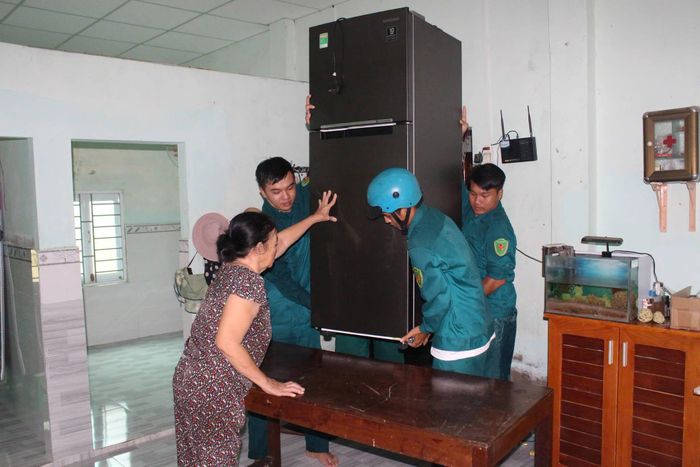 Giúp dân di chuyển tài sản đến nơi khô ráo trước nguy cơ nước đang dâng cao