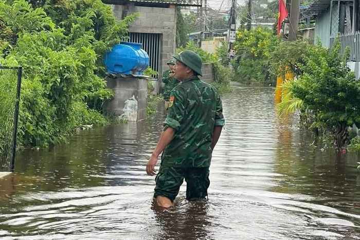 Lực lượng Biên phòng kiểm tra tình hình, sẵn sàng hỗ trợ người dân vùng ngập