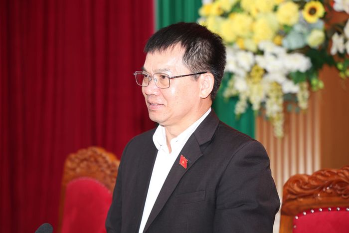 Phó Trưởng đoàn chuyên trách Đoàn ĐBQH tỉnh Dương Khắc Mai phát biểu tại hội nghị