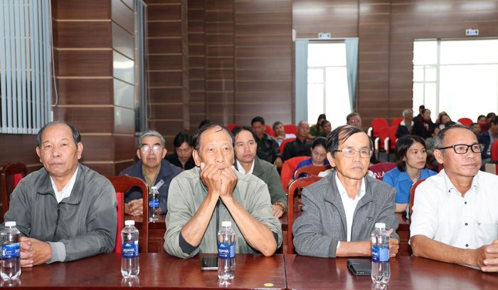 Cử tri Phường 1 Bảo Lộc chăm chú lắng nghe các nội dung về Kỳ họp thứ 2, Quốc hội khóa XVI