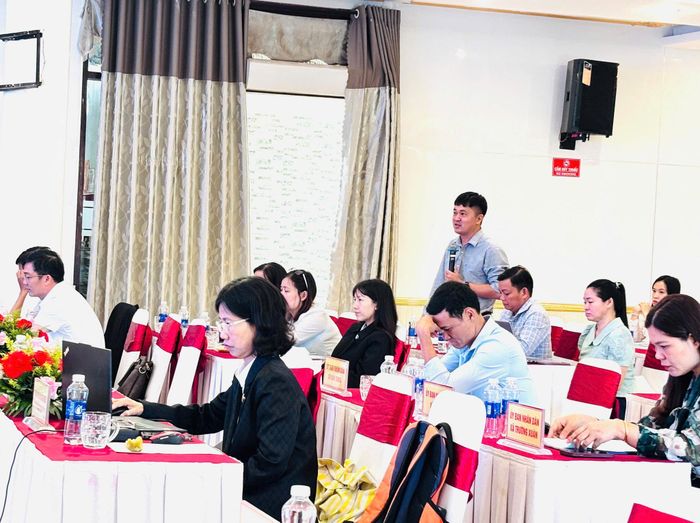 Các đại biểu trao đổi, thảo luận về những khó khăn, vướng mắc và vấn đề phát sinh trong thực tiễn quản lý CVĐC tại cơ sở