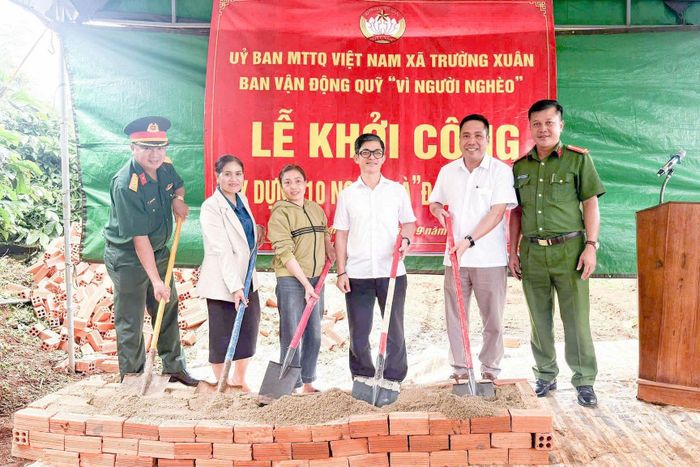 Các đại biểu thực hiện nghi thức khởi công xây dựng nhà Đại đoàn kết cho hộ chị Nguyễn Thị Sinh, bản Đắk Lép