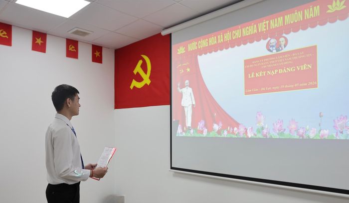 Chi bộ Vietbank Chi nhánh Lâm Đồng kết nạp đảng viên mới (ngày 19/5/2026) Ảnh: Lê Hoa