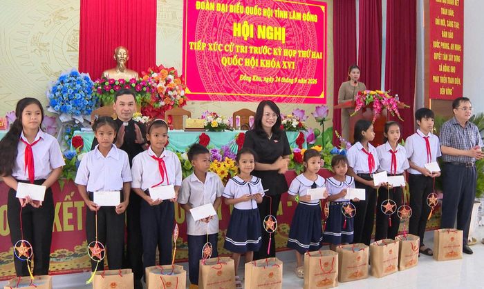 ĐBQH tặng quà cho các học sinh có hoàn cảnh khó khăn