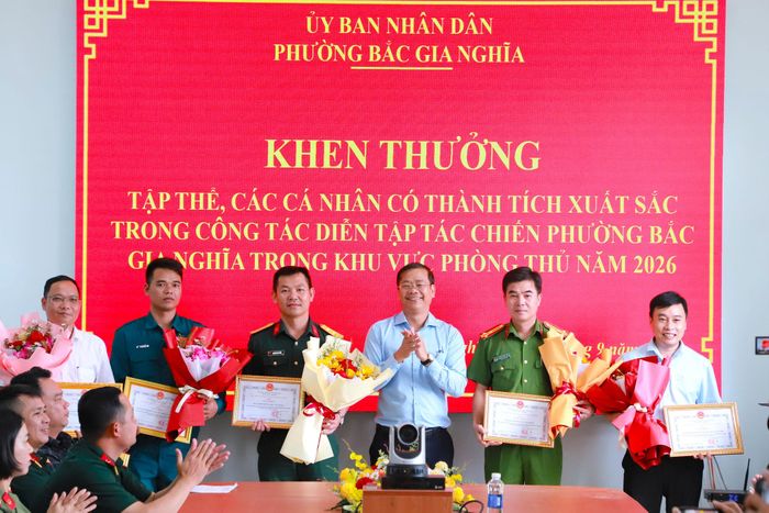 Đồng chí Trịnh Anh , Phó Bí thư Đảng ủy, Chủ tịch UBND phường Bắc Gia Nghĩa tặng giấy khen cho 5 tập thể có thành tích xuất sắc trong thực hiện nhiệm vụ diễn tập tác chiến trong KVPT năm 2026