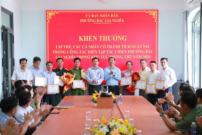 Tặng giấy khen cho 33 cá nhân có thành tích xuất sắc trong thực hiện nhiệm vụ diễn tập tác chiến trong KVPT năm 2026