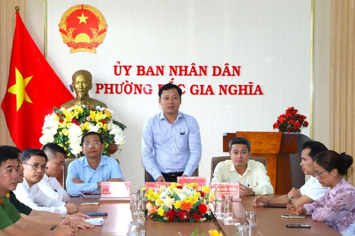 Đồng chí Võ Phạm Xuân Lâm, Ủy viên Ban Thường vụ Tỉnh ủy, Bí thư Đảng ủy, Chủ tịch HĐND phường Bắc Gia Nghĩa, Trưởng Ban Tổ chức “DT-26” phường phát biểu tại hội nghị