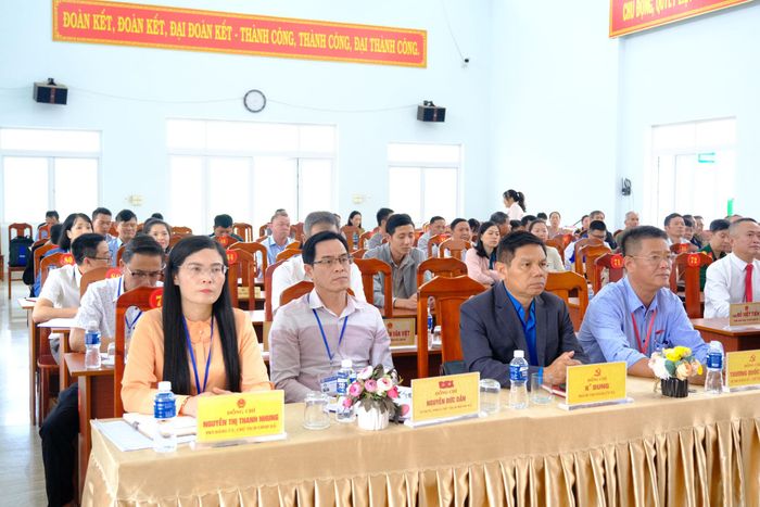 Lãnh đạo xã Nam Hà Lâm Hà tham dự buổi tiếp xúc cử tri