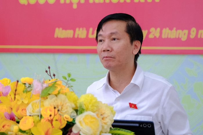 Ông Lâm Văn Đoan, Phó Chủ nhiệm Ủy ban Văn hóa và Xã hội của Quốc hội phát biểu, tiếp thu các ý kiến, kiến nghị cử tri