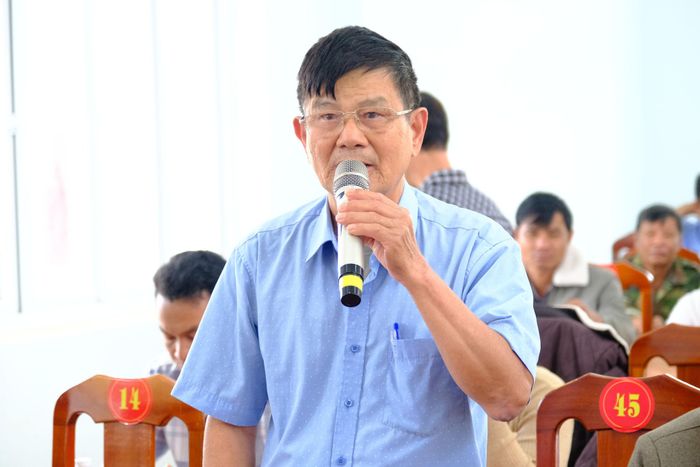 Cử tri Nguyễn Văn Hùng phát biểu, kiến nghị các vấn đề trên địa bàn