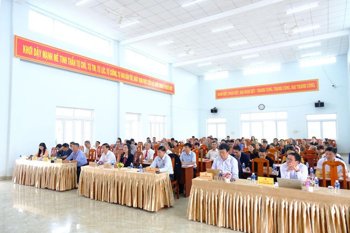 Quang cảnh buổi tiếp xúc cử tri