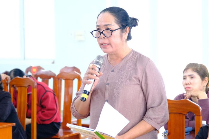 Cử tri Phạm Thị Hà phát biểu, kiến nghị các vấn đề trên địa bàn