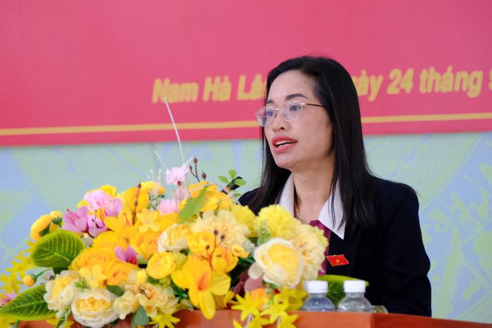 Bà Cil Bri, Phó Giám đốc Sở Dân tộc và Tôn giáo tỉnh Lâm Đồng thông tin đến cử tri kết quả Kỳ họp không thường lệ lần thứ Nhất và dự kiến nội dung, chương trình Kỳ họp thứ 2, Quốc hội khóa XVI