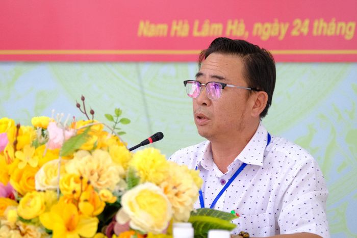 Ông Nguyễn Thái Sơn, Phó Chủ tịch UBND xã Nam Hà Lâm Hà phát biểu, giải trình các ý kiến, kiến nghị của cử tri