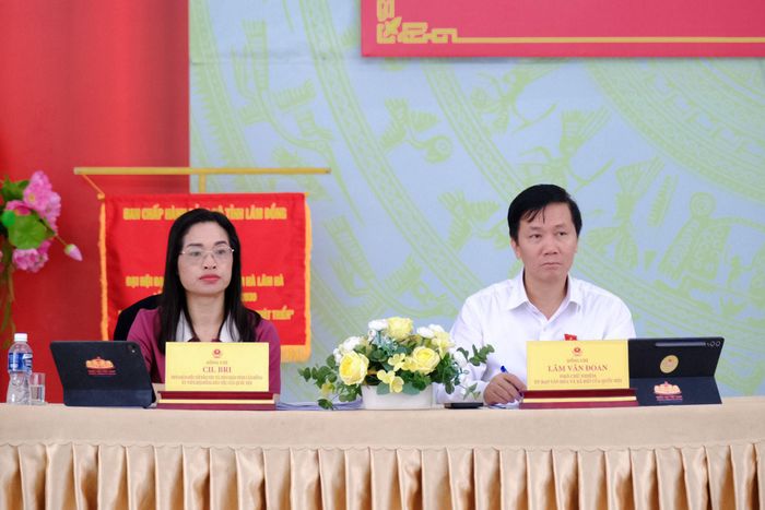 Ông Lâm Văn Đoan, Phó Chủ nhiệm Ủy ban Văn hóa và Xã hội của Quốc hội (bên phải) và bà Cil Bri, Phó Giám đốc Sở Dân tộc và Tôn giáo tỉnh Lâm Đồng (bên trái) tiếp xúc cử tri tại xã Nam Hà Lâm Hà