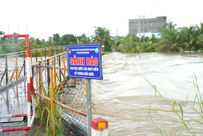 Mực nước dâng cao tại khu vực Cầu Đúc (phường Bình Thuận)