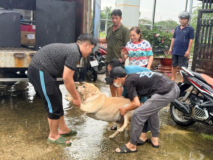 Người dân tiếp tục di dời tài sản đến nơi an toàn