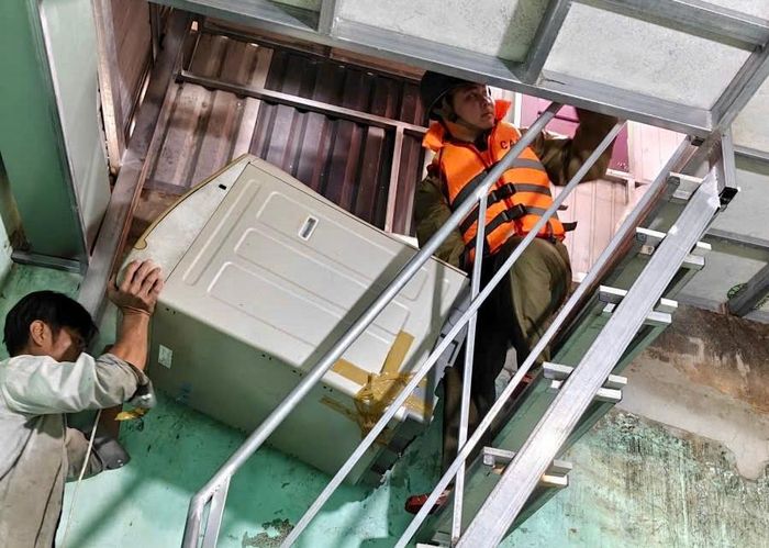 Di dời tài sản của người dân đến nơi an toàn