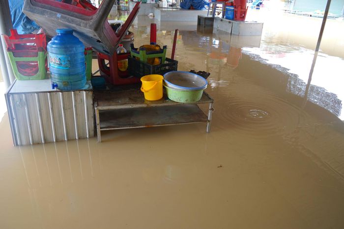 Chợ Hàm Kiệm mênh mông nước khiến các tiểu thương phải bỏ chợ