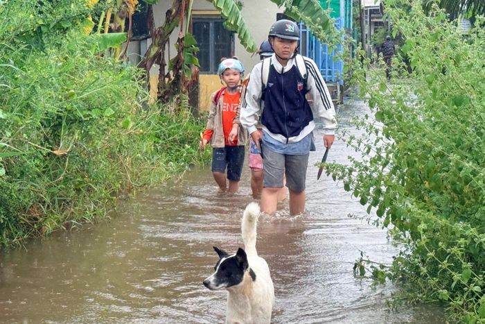 Người dân tổ dân phố Kim Bình di dời khỏi vùng ngập