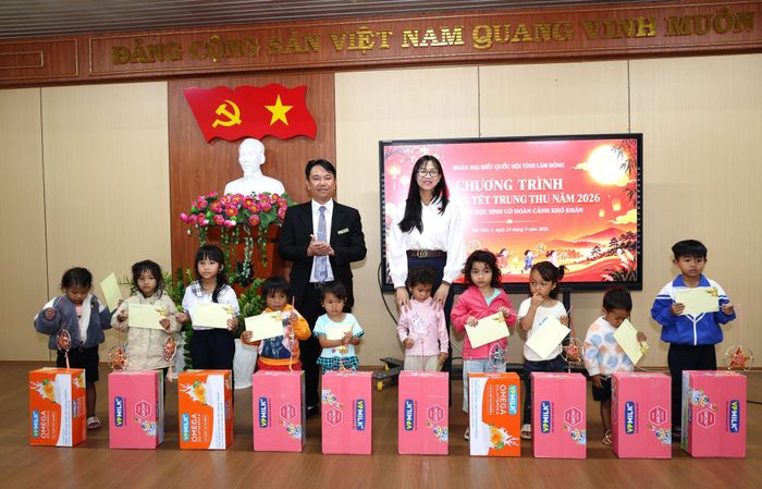 Đại biểu Quốc hội Trịnh Thị Tú Anh và lãnh đạo Trường Tiểu học Trần Hưng Đạo tặng quà cho học sinh