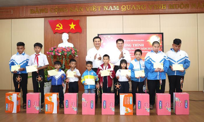 Phó trưởng Đoàn ĐBQH chuyên trách tỉnh Lâm Đồng Dương Khắc Mai và lãnh đạo UBND xã Bảo Lâm 1 tặng quà cho học sinh các trường trên địa bàn