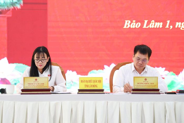 Ông Dương Khắc Mai,Phó trưởng đoàn chuyên trách Đoàn ĐBQH tỉnh Lâm Đồng (bên phải); bà Trịnh Thị Tú Anh, ĐBQH chuyên trách, Ủy viên Ủy ban Khoa học - Công nghệ và Môi trường của Quốc hội (bên trái) tiếp xúc cử tri tại xã Bảo Lâm 1