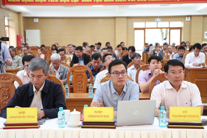 Đại diện sở, ngành tham dự hội nghị tiếp xúc cử tri tại xã Bảo Lâm 1