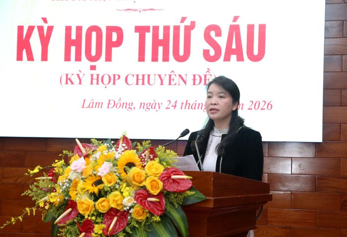 Giám đốc Sở Y tế Lâm Đồng Huỳnh Thị Phương Duyên trình bày tờ trình các dự thảo nghị quyết tại kỳ họp