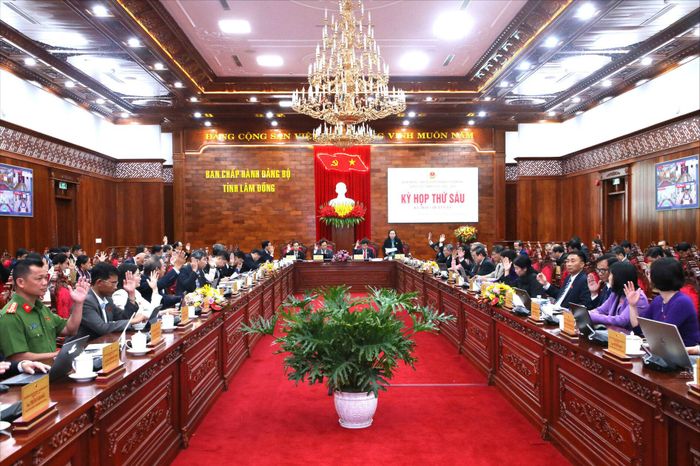 Các đại biểu HĐND tỉnh biểu quyết thông qua các dự thảo nghị quyết trình tại kỳ họp