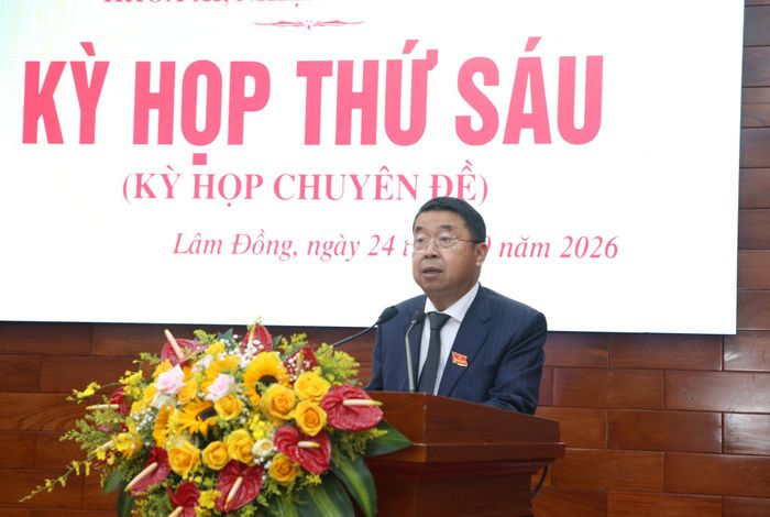 Giám đốc Sở Văn hóa, Thể thao và Du lịch tỉnh Lâm Đồng Tôn Thiện San trình bày tờ trình các dự thảo nghị quyết tại kỳ họp