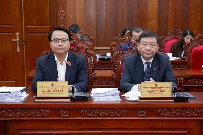 Đồng chí Đặng Hồng Sỹ, Phó Bí thư Thường trực Tỉnh ủy (bên trái) và đồng chí Bùi Thắng, Phó Bí thư Tỉnh ủy (bên phải) tham dự kỳ họp