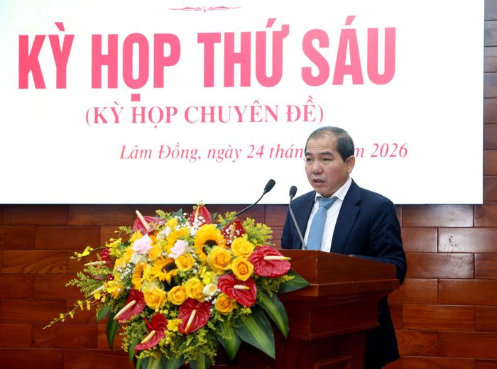 Đồng chí Lê Ngọc Tiến, Tỉnh ủy viên, Giám đốc Sở Tài chính tỉnh Lâm Đồng trình bày tờ trình các dự thảo nghị quyết tại kỳ họp