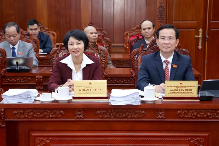 Đồng chí Hồ Văn Mười, Ủy viên Ban Chấp hành Trung ương Đảng, Phó Bí thư Tỉnh ủy, Chủ tịch UBND tỉnh (bên phải) và đồng chí Phạm Thị Phúc, Phó Bí thư Tỉnh ủy, Chủ tịch Ủy ban MTTQ Việt Nam tỉnh (bên trái) tham dự kỳ họp