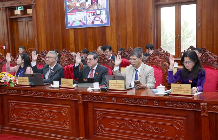 Các đại biểu HĐND tỉnh biểu quyết thông qua các dự thảo nghị quyết trình tại kỳ họp