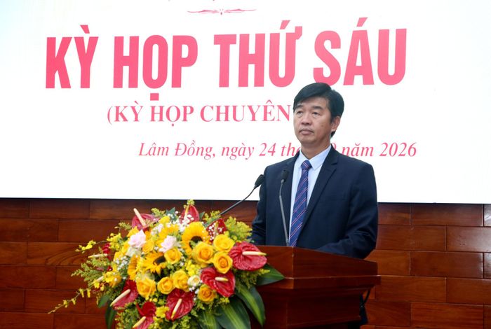 Đồng chí Phan Nguyễn Hoàng Tân, Tỉnh ủy viên, Giám đốc Sở Nông nghiệp và Môi trường trình bày tờ trình các dự thảo nghị quyết tại kỳ họp