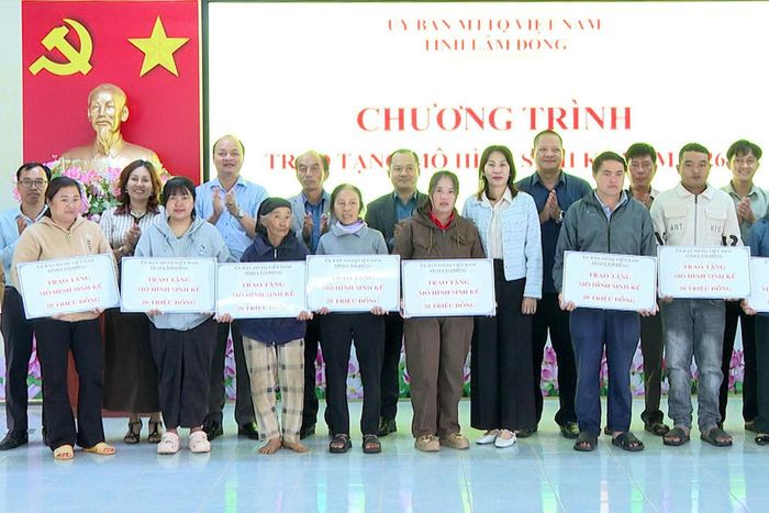 Ủy ban MTTQ Việt Nam tỉnh Lâm Đồng trao hỗ trợ mô hình sinh kế năm 2026 cho các hộ nghèo tại xã Phúc Thọ Lâm Hà