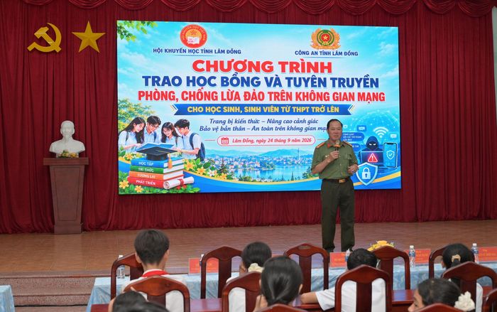 Thượng tá Cao Viết Điểm, Phó trưởng Phòng PA05 - Công an tỉnh tuyên truyền cho học sinh về phòng chống lừa đảo trên không gian mạng
