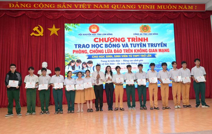 Đại diện các đơn vị, doanh nghiệp trao học bổng cho các học sinh vượt khó học giỏi