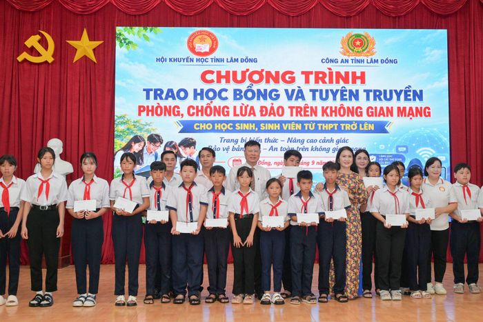 Rất nhiều học bổng dành cho học sinh được Hội Khuyến học trao trong đợt này