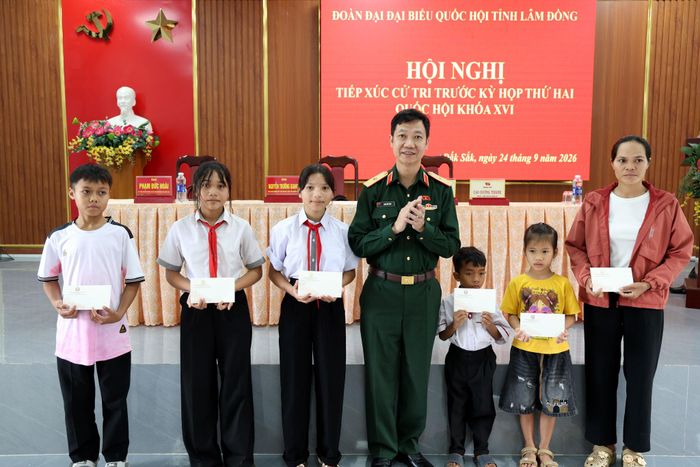 ĐBQH Phạm Đức Hoài trao quà tới học sinh có hoàn cảnh khó khăn trên địa bàn xã