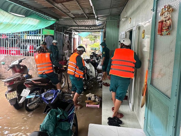 Các lực lượng hỗ trợ dân ứng phó ngập lụt tại phường Bình Thuận