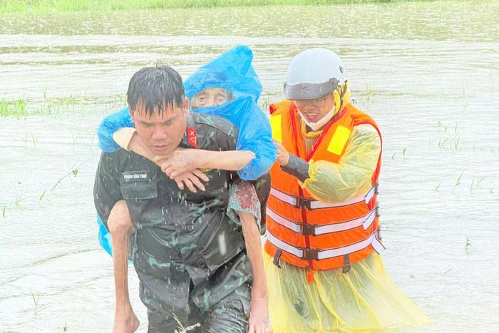 Các lực lượng hỗ trợ dân đến nơi an toàn tại phường Bình Thuận