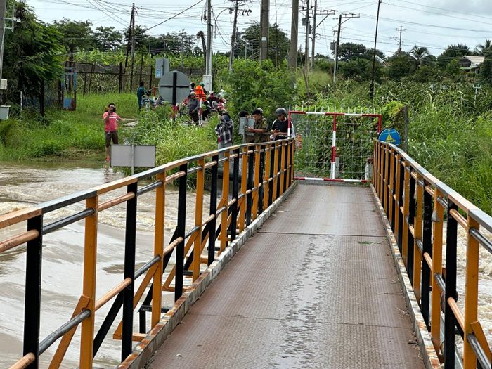 Người dân đứng quan sát ở 2 bên cầu