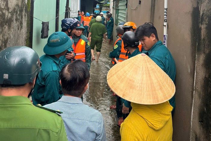 Các lực lượng phường Bình Thuận hỗ trợ người dân ứng phó ngập lụt