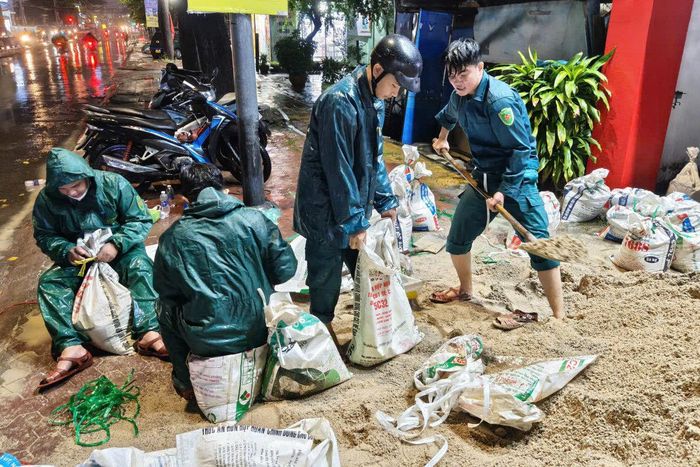 Lực lượng quân sự phường Phan Thiết hỗ trợ dân khắc phục thiên tai
