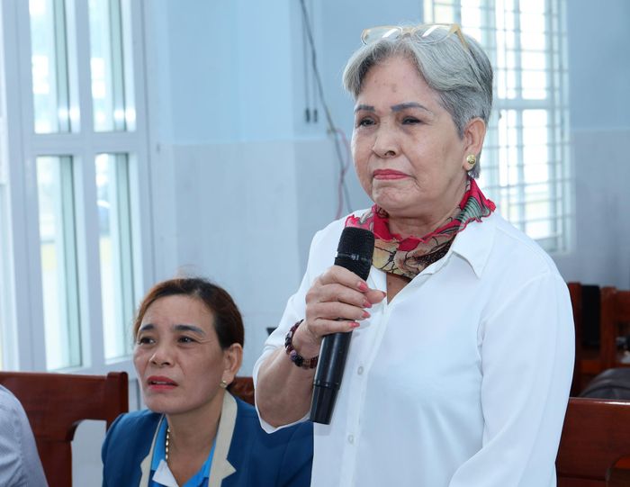 Cử tri Trần Thị Xuân kiến nghị tại buổi tiếp xúc