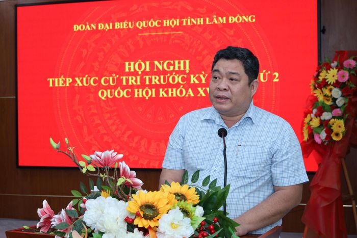 Ông Nguyễn Thanh Long, Phó Giám đốc Sở Xây dựng Lâm Đồng trả lời kiến nghị của cử tri tại buổi tiếp xúc