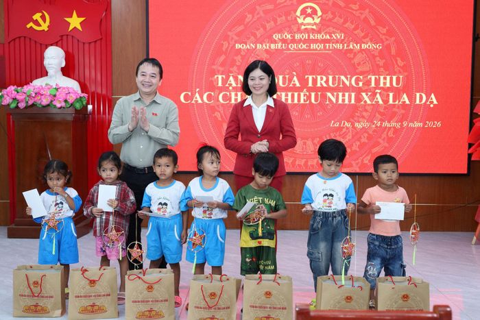 Đoàn ĐBQH tỉnh Lâm Đồng tặng quà cho các cháu thiếu nhi xã La Dạ