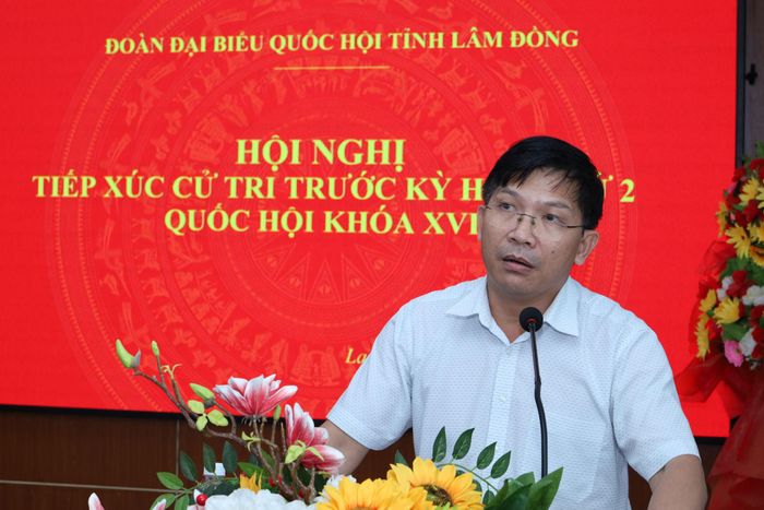 Phó Giám đốc Sở Giáo dục và Đào tạo tỉnh Lâm Đồng Lương Văn Hà trả lời kiến nghị của cử tri tại buổi tiếp xúc